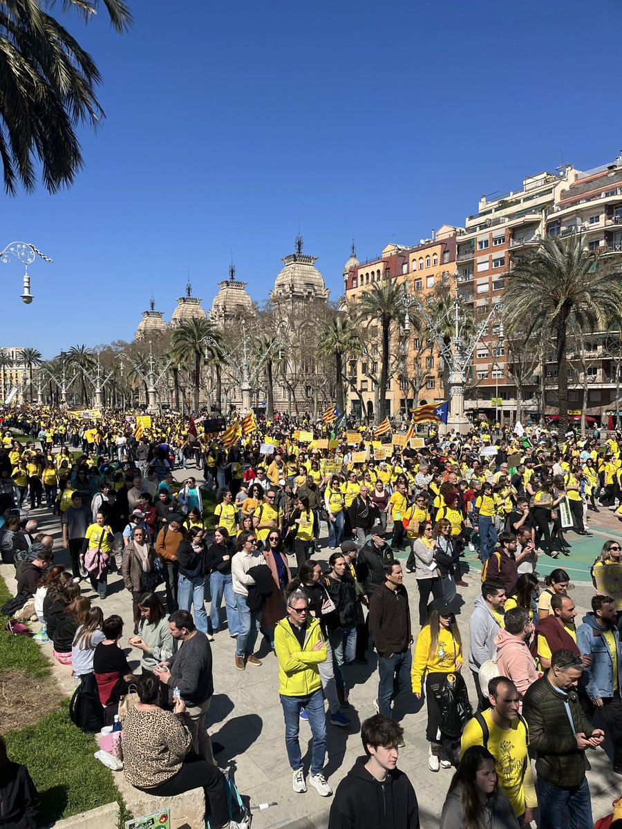 EF_edu's tweet photo. Un éxit la #vagaeducacio20M. Han de retractar-se i tornar a negociar. https://t.co/pJbsM1Qme9