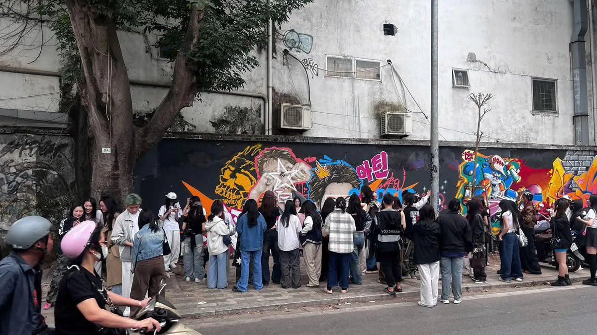 martinmetricsvn's tweet photo. VIETNAMESE FANS FLOCK TO CHECK IN MARTIN'S LED AND GRAFFITI PROJECT
Just a single LED screen placed at a central commercial area on Hanoi’s walking street has already attracted a huge number of fans coming to check in like this. Even passersby were curious, asking if there was a special event or festival because of the crowd. Fans even joked that it looked like a “gathering of Martin’s ex-lovers.”
Even elderly people, seeing the young fans dressed stylishly, asked whether they were heading out to celebrate the birthday of that Korean idol.
Martin is truly very popular in Vietnam. The total number of LED screens organized by V-Coers both domestically and internationally has reached nearly 200 LED screens and over 400 birthday projects of all scales.
HAPPY BIRTHDAY MARTIN THE ACE
#HappyMartinDay
#BornToBeACEMartin
#모자눌러쓰고마틴생일추진해