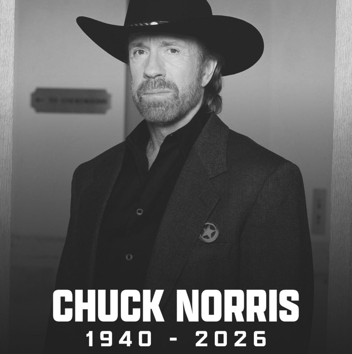 Ahora el padre está sentado a la derecha de Chuck Norris.