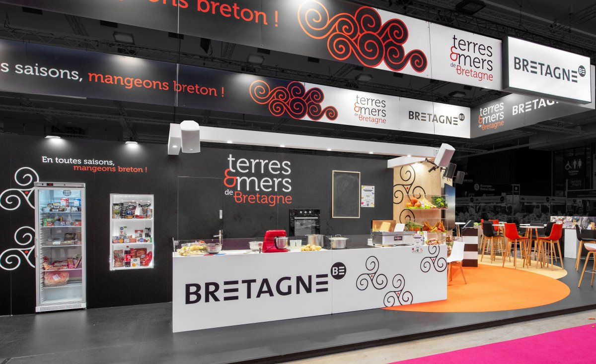 R2 Stand & Event tweet media