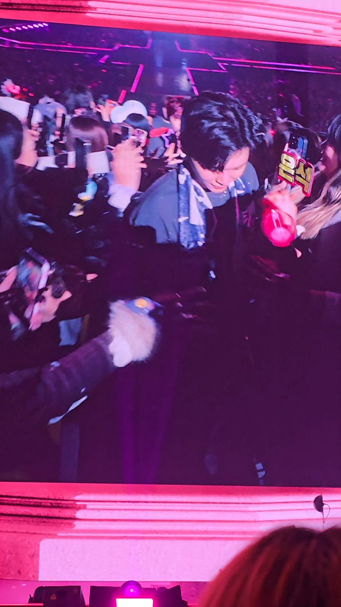 ถ้าโพสต์ออกไปจะโดนถั่วลงไหมคระ แต่ขอพูดเหอะ ได้เห็นบางคลิปที่น้องดรีมขึ้นรถรางและเดินกลับลงมา ยังไม่เห็นดรีมเส้นโดนตัวน้องดรีม เดินกันชิลๆ  มีเว้นระยะแบบไม่ได้โดนรุม มีอารยะมากกว่ายัยผงซักฟอกมากอะ ชั้นเห็นคนลูบกล้ามซช.จากจอด้วยซ้ำ ดูของน้องข้าว นึกว่าน้องเดินอยู่ในวัดร่องขุ่น