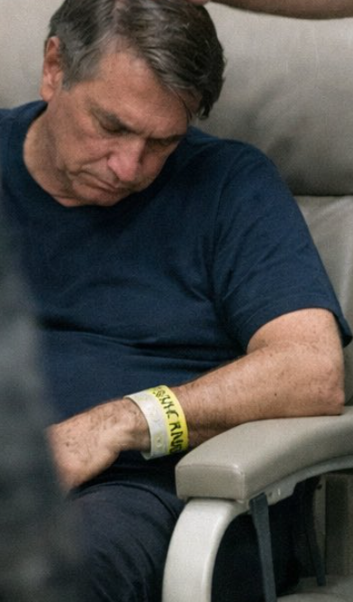 zinhobeats's tweet photo. @felipemascari @CarlosBolsonaro que porra de pulseira é essa kkkk
IA até na foto https://t.co/YySAEQJnVZ