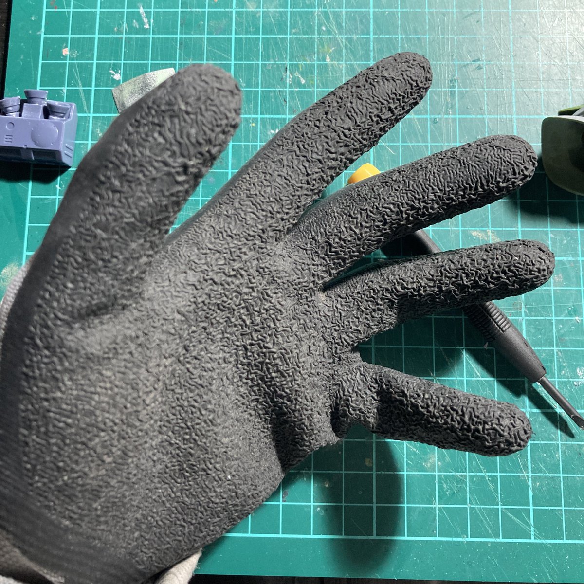 勢い余ってデザインナイフで怪我しないように手袋をつけるというのを学んだ
流石に真っ直ぐ突き刺さるようなのは無理だろうけど、模型制作では指先にスッと当たるような怪我が多いのでこれでも十分事故は減る