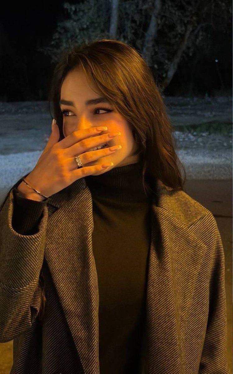 На сегодня назначена ее казнь за участие в антиправительственных протестах в январе этого года.
Они ждали помощи,но сильных мира сего интересует только личный кошелёк

18-летняя иранка Мелика Азизи