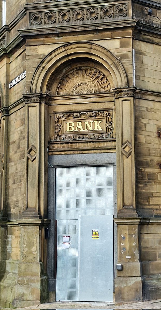 todbooklady's tweet photo. #doors #doorsofnote #nocontextdoors
A sad sight, but the reinforced door does look effective at restraining vandals until a new use is found.
Colne, Lancashire. https://t.co/WbGr0fnhGX