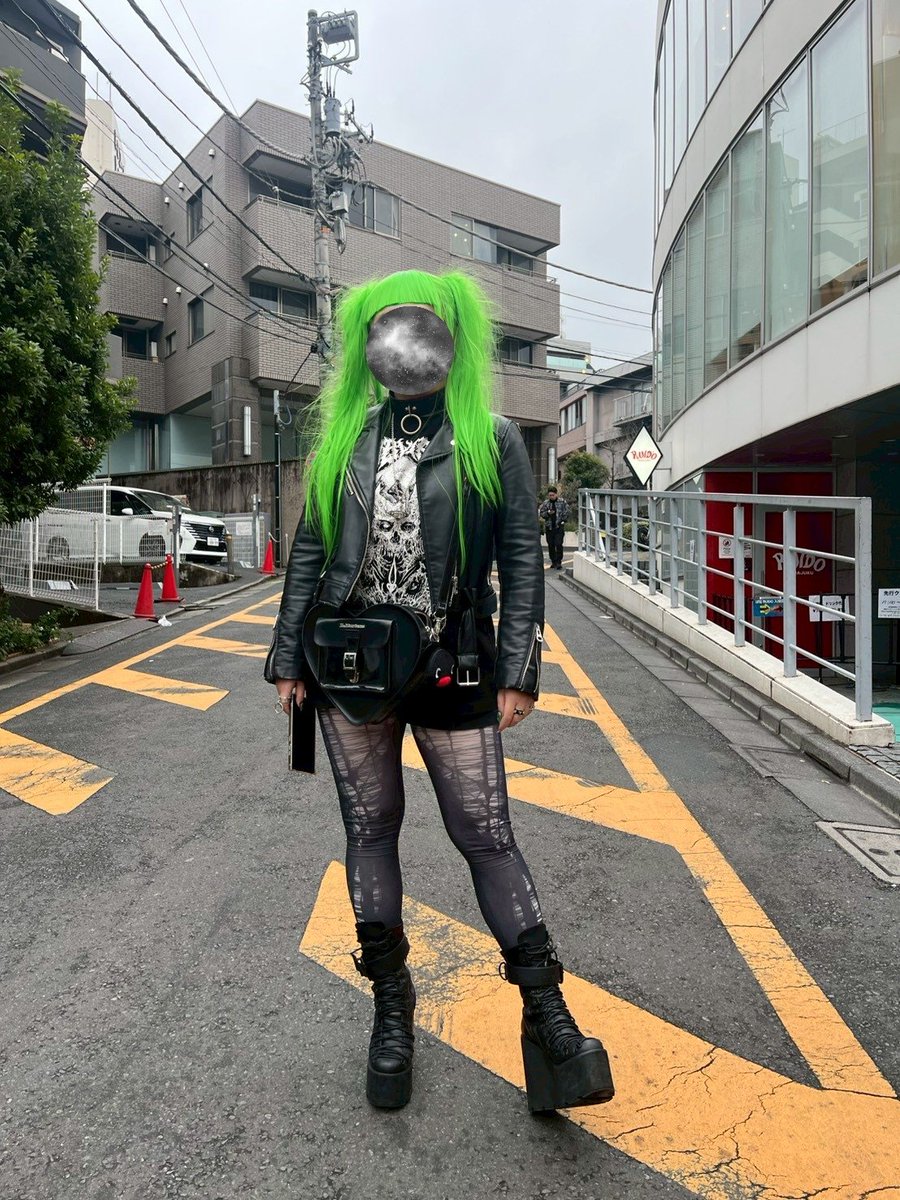 n6h9k's tweet photo. 自分で好きなファッションしておきながらなんですが、久しぶりにそわそわする外出でした💚🖤
全剃りする勇気はなかったです、大人になっちまったな… https://t.co/ZlgtXja50D