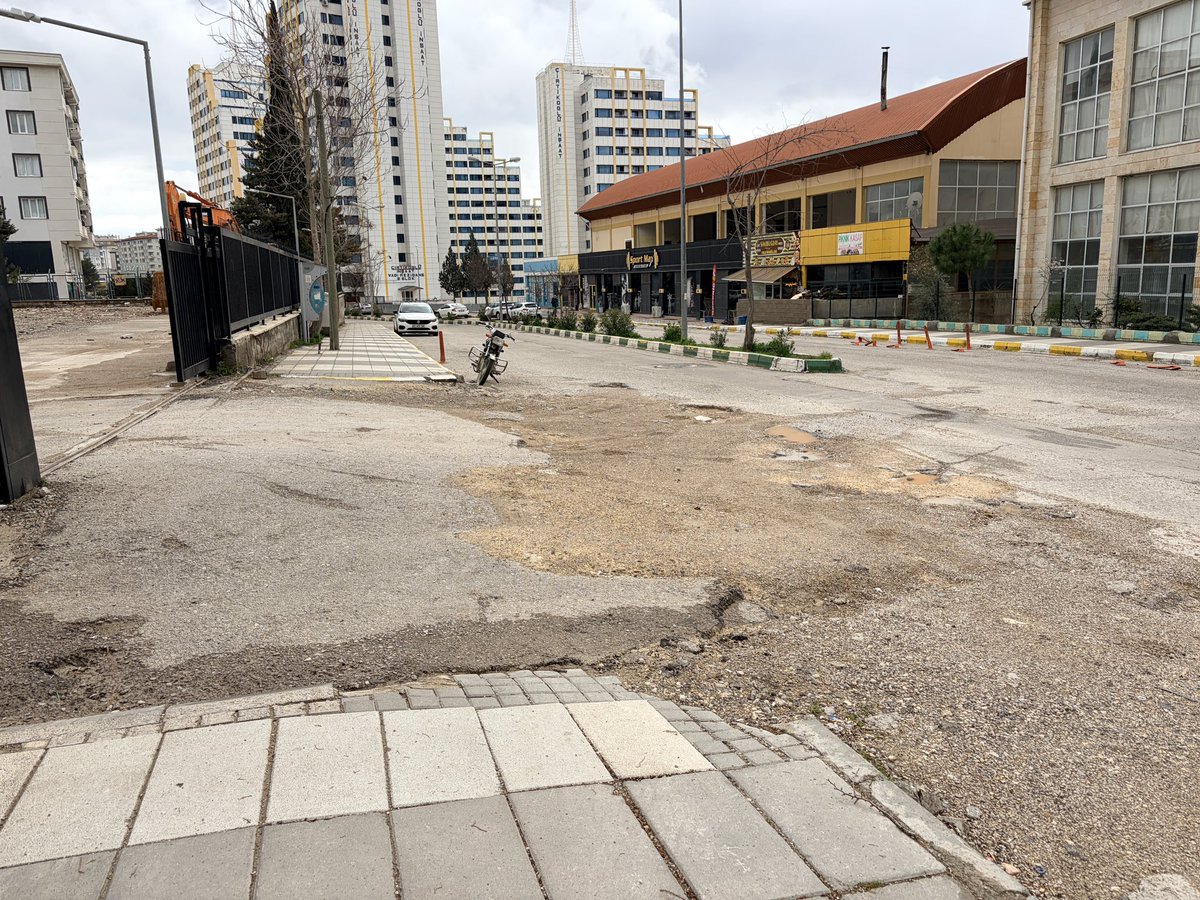 drnbrk's tweet photo. Yaklaşık 1.5 yıl önce buradaki şarj istasyonu için gereken iş/işlemler yapılsın diye WhatsApp üzerinden talepte bulunmuştum. Şarj hizmeti veren şirkete de bildirimde bulundum. Sizin belediyecilik anlayışınız tam olarak nedir? @BelediyesiKilis https://t.co/jcXfiCG2xg