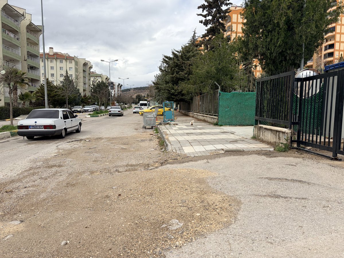 drnbrk's tweet photo. Yaklaşık 1.5 yıl önce buradaki şarj istasyonu için gereken iş/işlemler yapılsın diye WhatsApp üzerinden talepte bulunmuştum. Şarj hizmeti veren şirkete de bildirimde bulundum. Sizin belediyecilik anlayışınız tam olarak nedir? @BelediyesiKilis https://t.co/jcXfiCG2xg