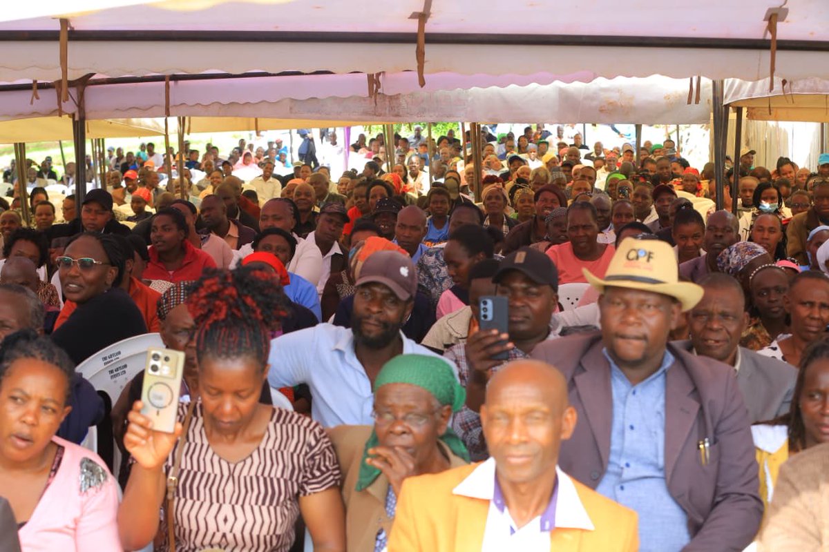 This morning, I was joined by Jubilee Party Chairman Hon. Vincent Kemosi, Senator Okong’o Mogeni, and other leaders in Kerumbe Village, Borabu, Nyamira County, to stand with my brother and friend, Nakuru West MP Hon. Samuel Arama, following the painful loss of his sister, Mama