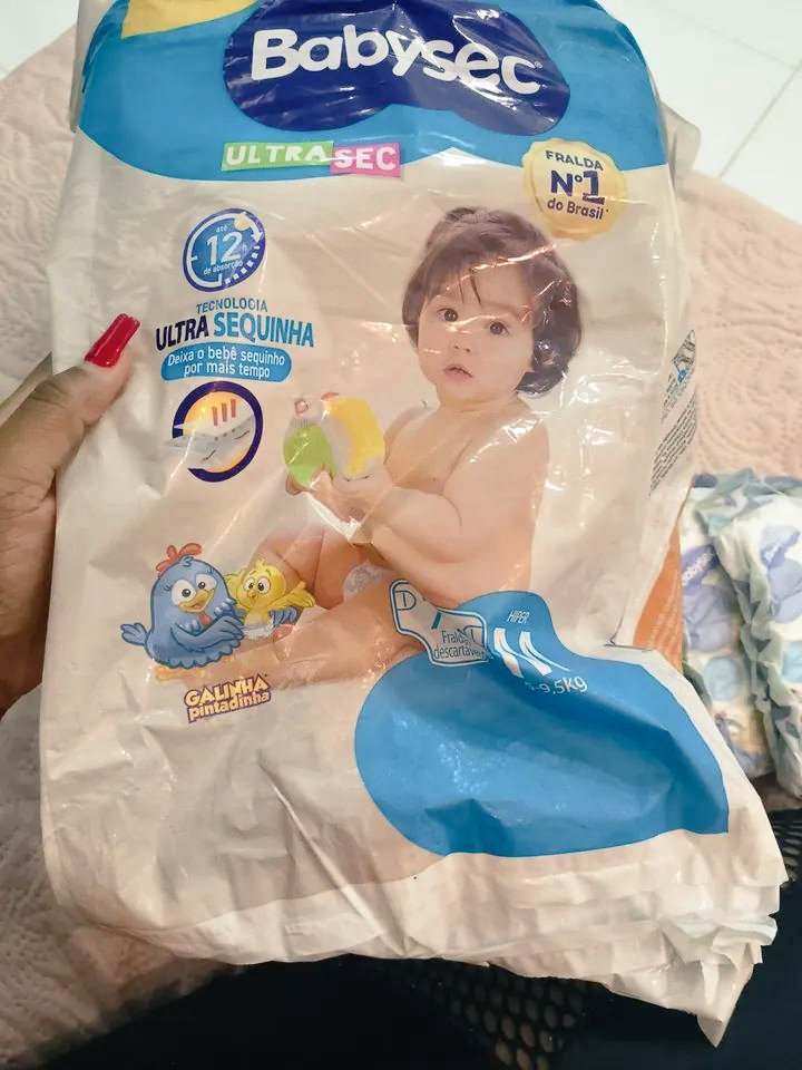 Me julguem 😂 mas eu não troco essa fralda por nada! Já testei várias e nenhuma segura como essa. Gente, ela dura a noite inteirinha sem vazar 😳 o bumbum amanhece sequinho, é sério! E o melhor: sem precisar vender um rim pra comprar 😂 Alguém mais é time Babysec por aqui?