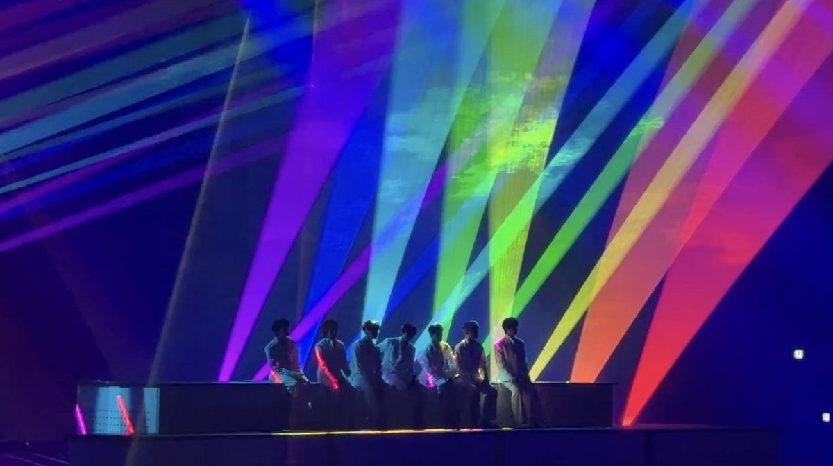 hhyeonnoeyhh's tweet photo. 앙콘 연출이 ㄹㅇ 미쳣음
걍 새로운 콘서트라고 해도 믿을판

나의 소나기 - 조명이랑 물로 소나기 표현 
Rainbow - 무지개 조명
항해 - ㄹㅇ 배
졸업 - 데뷔 + 현재까지의 눈물광광영상
등등••• https://t.co/dI0XddIZYX