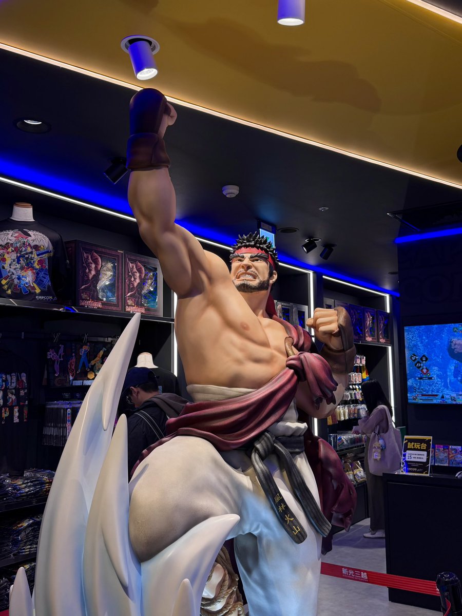 garykb8's tweet photo. 不同商店的隆雕像
#カプコンストア #CAPCOMSTORE https://t.co/XoQMjbmBXF