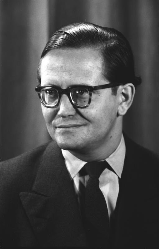 Staatsatheismus's tweet photo. Karl Eduard von Schnitzler compared “Israel” on East German television to Nazism.

Later, on West German television, he defended Stalin and the Stasi against corrupt CDU politicians and other anti-communists.

He is a hero who must never be forgotten. https://t.co/46FlPIsNm0