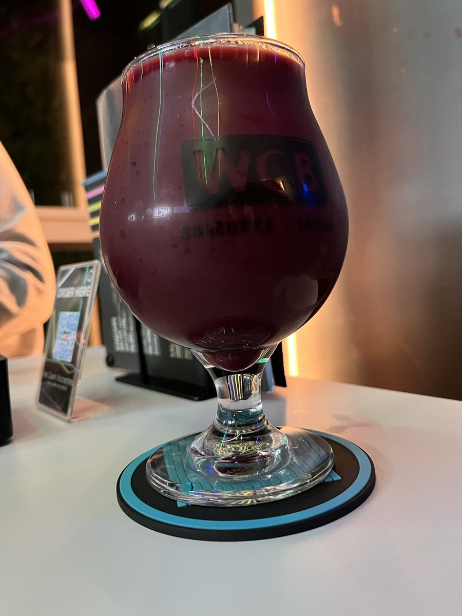 beer_telling's tweet photo. #WestCoastBrewing と、スウェーデン #FriendsCompany のコラボ、Fruit Filter!濃厚ドロドロ、Friendsが得意なフルーツを使ったスムージーサワー!
ブラックベリー、プラム、ブルーベリーでしっかりダークフルーツに仕上がってて、サワーよりも甘い寄りなバニラが強い。これは素晴らしいサワ���ねぇ! https://t.co/H2RQZpiINr