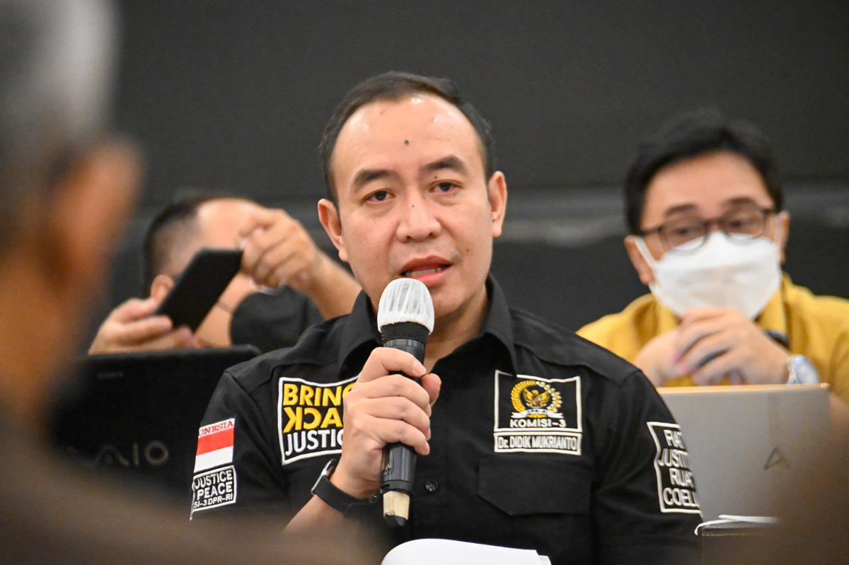 DidikMukrianto's tweet photo. Hari Kemenangan yang Tertutup Awan Perang dan Duka.

Saat umat Muslim di seluruh dunia, termasuk di Indonesia, mempersiapkan takbir dan silaturahmi Idul Fitri 1447 H pada 21 Maret 2026, rakyat Iran justru menyambut hari kemenangan puasa di bawah dentuman rudal dan puing-puing kehancuran. 

Perang yang dimulai oleh serangan gabungan Amerika Serikat dan Israel pada 28 Februari 2026, tepat di awal Ramadan telah memasuki minggu ketiga tanpa tanda de-eskalasi. Ribuan korban sipil tewas, termasuk ratusan anak-anak, sekolah dan rumah sakit hancur, serta jutaan warga mengungsi dalam ketakutan.

Dari perspektif moral universal, tindakan AS dan Israel dalam konflik ini bisa dianggap menunjukkan kemunafikan dan kehilangan segala bentuk otoritas moral. 

Mereka mengklaim serangan sebagai pencegahan ancaman nuklir dan pertahanan diri, namun realitasnya adalah agresi tanpa deklarasi perang, pelanggaran Piagam PBB Pasal 2(4), dan pembantaian massal terhadap warga sipil. 

Serangan dimulai di bulan suci Ramadan, waktu umat Muslim menahan nafsu dan mengejar ampunan, dan berlanjut hingga Idul Fitri, hari yang seharusnya penuh rahmat dan perdamaian.

Bagaimana bisa sebuah negara yang mengaku pembela hak asasi manusia (AS) dan negara yang sering mengklaim nilai-nilai Yahudi (Israel) membenarkan serangan yang menghancurkan sekolah putri, rumah sakit, kompleks perumahan, dan infrastruktur sipil? 

Laporan PBB (melalui Volker Türk) menyebut perang ini #reckless dan tanpa mempedulikan konsekuensi bagi warga sipil. Korban mencapai lebih dari 1.400 tewas di Iran (termasuk 204 anak-anak, di antaranya 53 balita), 18.000 luka-luka, dan puluhan ribu bangunan sipil rusak. Serangan ke sekolah Shahed Khomeini dan fasilitas medis bukan kerusakan kolateral, melainkan pola sistematis yang menimbulkan teror psikologis, tindakan yang dikecam sebagai kejahatan perang.

Barat marah besar jika hari suci mereka terganggu, tapi membiarkan, bahkan melancarkan kekerasan di bulan suci umat Islam. Kritik dari berbagai kalangan, termasuk di AS sendiri, menyebut operasi ini merampas sisa moral authority Amerika, mengubah perang menjadi alat politik domestik Trump-Netanyahu, dan memicu lonjakan Islamofobia global. 

Di Iran, serangan justru menyatukan rakyat melawan agresor, bukan memecah rezim seperti yang diharapkan.

Konflik ini telah menciptakan krisis kemanusiaan terburuk di Timur Tengah sejak Gaza. Warga sipil menjadi korban utama. Rumah hancur, listrik padam, obat-obatan langka, dan trauma lintas generasi. UN Human Rights Chief menegaskan bahwa warga sipil menanggung beban perang yang keji dan tidak berperikemanusiaan ini. 

Di Idul Fitri ini, banyak keluarga Iran tak bisa berkumpul, masjid sepi, dan anak-anak tak bisa merasakan sukacita Lebaran. Semua karena agresi yang seharusnya bisa dicegah melalui diplomasi.

Idul Fitri seharusnya memperkuat ikatan keluarga dan komunitas di Iran. Kini, silaturahmi terbatas, ziarah kubur dibatalkan, dan trauma kolektif memperdalam polarisasi. 

Serangan ke kota-kota besar justru menyakiti kalangan moderat urban yang potensial menjadi agen perubahan, sementara memperkuat narasi perlawanan di kalangan tradisional, strategi bumerang yang memperpanjang penderitaan rakyat.

Dalam Islam, Idul Fitri adalah hari kembali suci, penuh rahmah dan ampunan. Melanjutkan perang di hari itu adalah bentuk profanasi spiritual, menghina nilai perdamaian yang diajarkan semua agama. 

Bagi umat Muslim global, ini menjadi ujian iman. Hari kemenangan berubah menjadi duka kolektif, memperkuat solidaritas tapi juga kemarahan terhadap ketidakadilan.

Serangan AS-Israel ke Iran bukan sekadar operasi militer, melainkan demonstrasi moralitas yang runtuh. Kekejaman dibungkus retorika keamanan, agresi di hari suci dibenarkan sebagai kebutuhan strategis, dan ribuan nyawa sipil dikorbankan demi agenda politik. 

Page 1/2