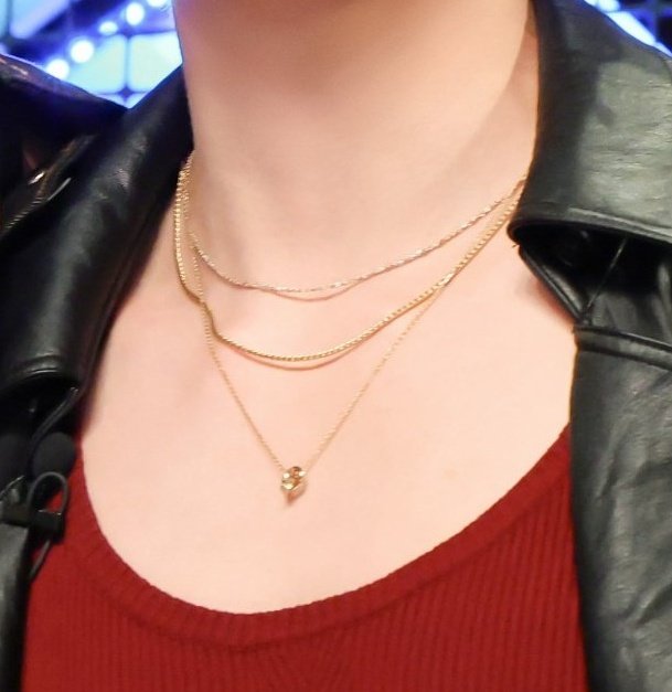 พี่จองกุกน้องแทฮยองใส่สร้อยคู่ (น่าจะเป็น) แบบเหล็กดูดติดกันได้ด้วย ไม่ก็แบบที่เป็นสร้อยประกบลงล็อคกันพอดี๊พอดี ก็ตั้งใจใส่คู่กัน มาให้รู้ไงครับ ว่า เป็นแฟนกัน กรี๊ดดดดด #taekook #kookv