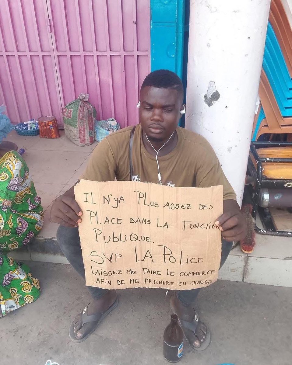 rold_hitachi's tweet photo. Les jeunes ne demandent pas grand-chose, juste un petit part du gâteau 🍰 pour mieux se prendre en charge ‼️

Un ventre affamé n’a pas la force de faire des longues distances ….

UNITÉ ! TRAVAIL ! PROGRÈS 🇨🇬❤️

#reality #Congo #jeunesse #rnhblacky #courage https://t.co/Ov7JDxxNqi