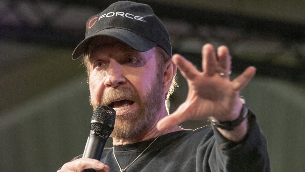 Il n'est pas mort, il est juste devenu trop puissant pour un corps humain.

RIP, légende ❤️