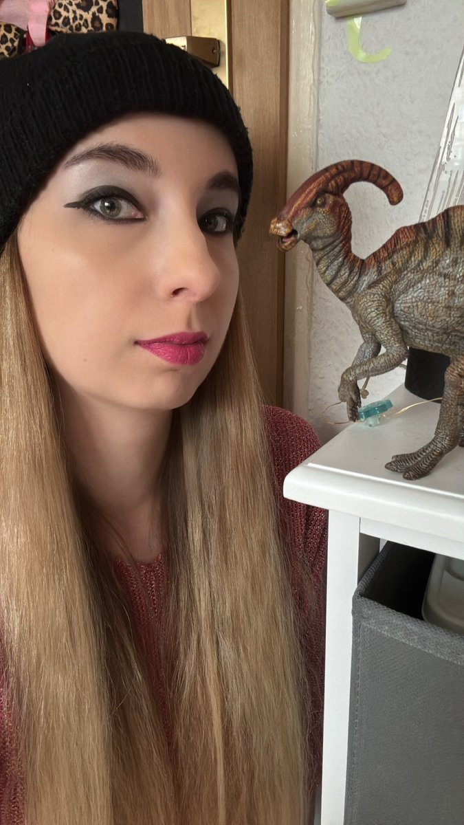 iHowleen tweet media