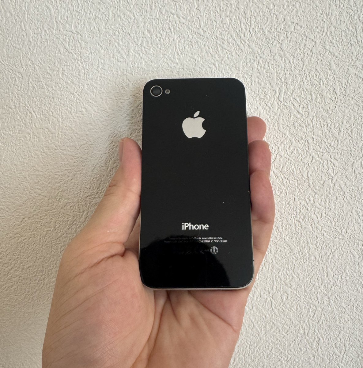 HARUMAN74906478's tweet image. 昔のiPhoneを自宅で発見‼️‼️
初iPhone📱は、５でした。
当時は画期的だったのに、今では進化してこんなにデカく⁉️
iPhone17！！
びっくりです。

#iPhone #iPhone5 #iPhone17