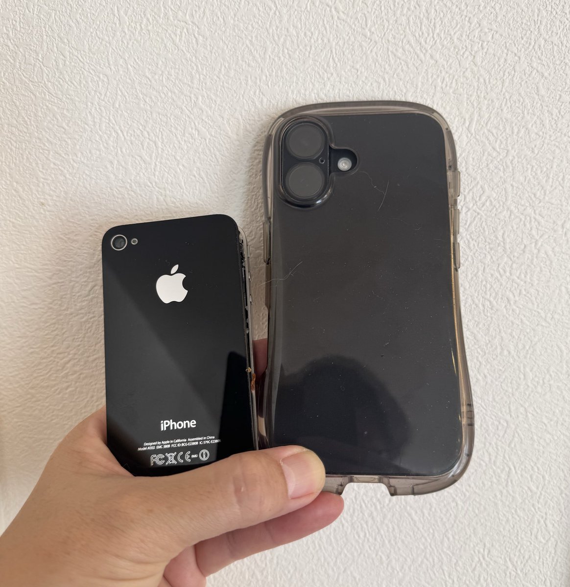 HARUMAN74906478's tweet image. 昔のiPhoneを自宅で発見‼️‼️
初iPhone📱は、５でした。
当時は画期的だったのに、今では進化してこんなにデカく⁉️
iPhone17！！
びっくりです。

#iPhone #iPhone5 #iPhone17