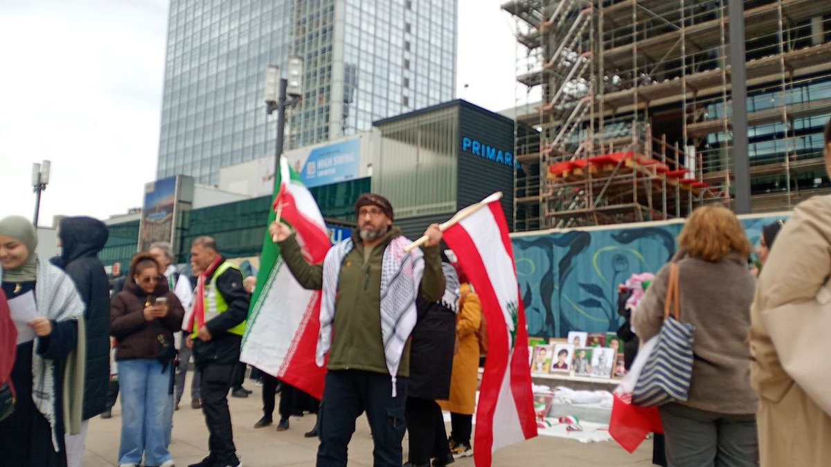 rot_und_real's tweet photo. Hier ein paar Eindrücke von der Stoppt den Iran-Krieg Demo, die grade am Alexanderplatz in Berlin, stattfindet! 

#b2003 https://t.co/lMjQNqeds8