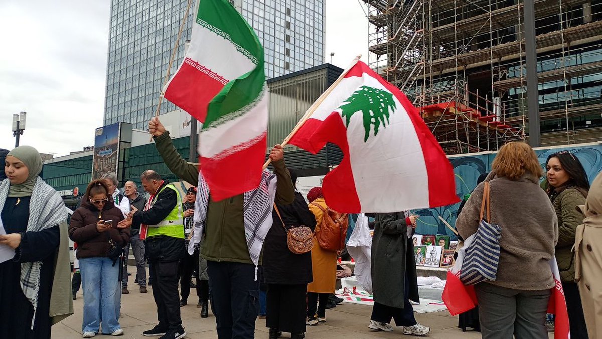 rot_und_real's tweet photo. Hier ein paar Eindrücke von der Stoppt den Iran-Krieg Demo, die grade am Alexanderplatz in Berlin, stattfindet! 

#b2003 https://t.co/lMjQNqeds8