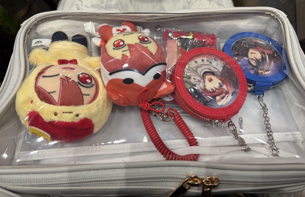 osakanasan_div's tweet photo. 帰ってました！
今日は楽しかったねーん！尾崎先生の個展も行けたしアクスタもドライフラワー付きキャンバスも買えて超はっぴー！！
『返却口』の方のクリアファイルも買えばよかった！後悔！
…して、来月は水と空気だけで生きていける身体にはならんかの？ https://t.co/tylcT6qr3d