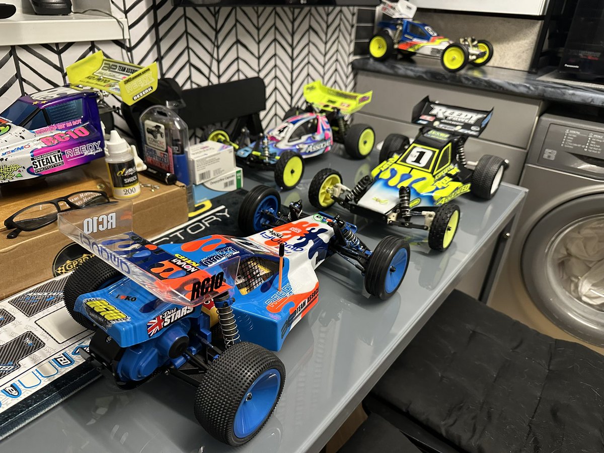 16Shot2's tweet image. Last night’s wrenching in the kitchen 🧰. #rc10 #teamassociated #weareae #fanrc #masamihirosaka #briankinwald #associatedb4