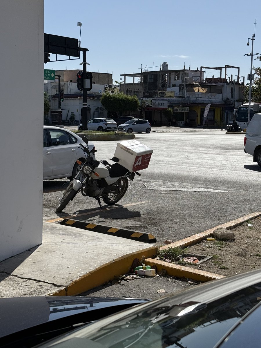 vargascr17's tweet photo. Cómo hacer de manera deliberada que una moto de tu propia empresa deje sin espacios de estacionamiento a los clientes nomás por que si @FAhorro https://t.co/isyf4gCdqB