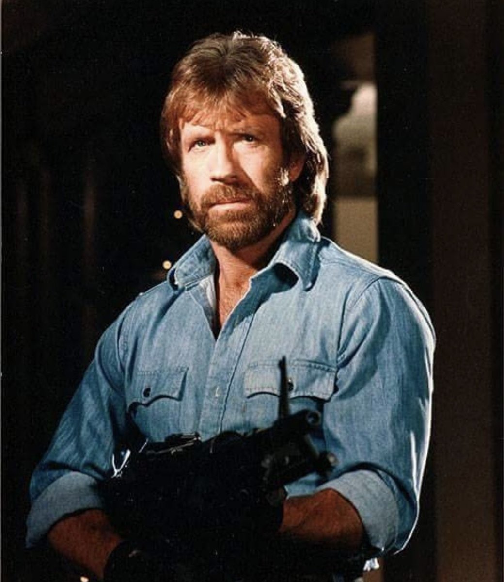 marianoosorio1's tweet photo. Triste noticia

Falleció el actor Chuck Norris, una de las figuras más emblemáticas del cine de acción y artes marciales. Había sido hospitalizado recientemente en Hawái. 

Murió en paz y rodeado de su familia, de acuerdo a un comunicado en el que se menciona que: “Para el mundo, era un artista marcial, actor y un símbolo de fortaleza. Para nosotros, era un esposo devoto, un padre y abuelo amoroso, un hermano increíble y el corazón de nuestra familia”.

Entre sus películas están Walker, Texas Ranger, Way of the Dragon y Missing in Action y Delta Force.

Apenas el 10 de marzo cumplió 86 años, posteo un video practicando  movimientos de combate en el que decía: “No envejezco, subo de nivel”.