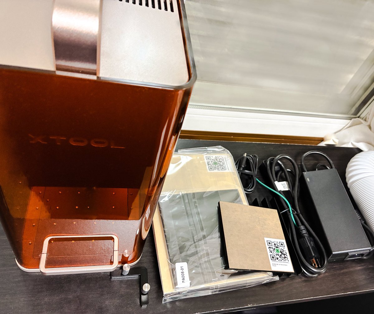 crymstar's tweet photo. 年度節目に頑張った自分にご褒美👾
また加工機(^^)  金属加工とステンドグラスのガラス加工と、他にも創りたいものが山ほどあるー♪

#xToolJapan #ハンドメイド https://t.co/BUneqV126h