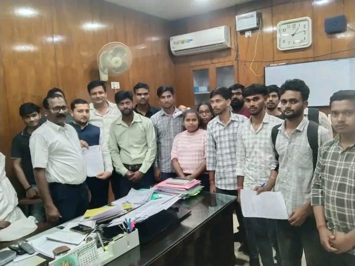 RRSD इंजीनियरिंग कॉलेज के छात्र-छात्राओं को छात्रवृत्ति प्राप्त करने में हो रही भारी विसंगतियों और प्रशासनिक उदासीनता के विरुद्ध,बेगूसराय दक्षिण के कार्यकर्ताओं ने जिला शिक्षा पदाधिकारी का घेराव कर ज्ञापन सौंपा। मौके पर प्रांत मंत्री श्री <a href="/ipurushottamnbh/">पुरुषोत्तम कुमार, प्रदेश मंत्री ABVP उत्तर बिहार</a> कुमार उपस्थित रहे।🚩
