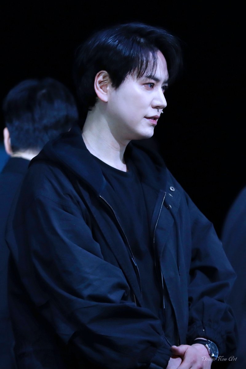 20260319 뮤지컬 데스노트 커튼콜  

야가미 라이토  규현 

이상하다 온 세상이 더 아름답게 빛나고