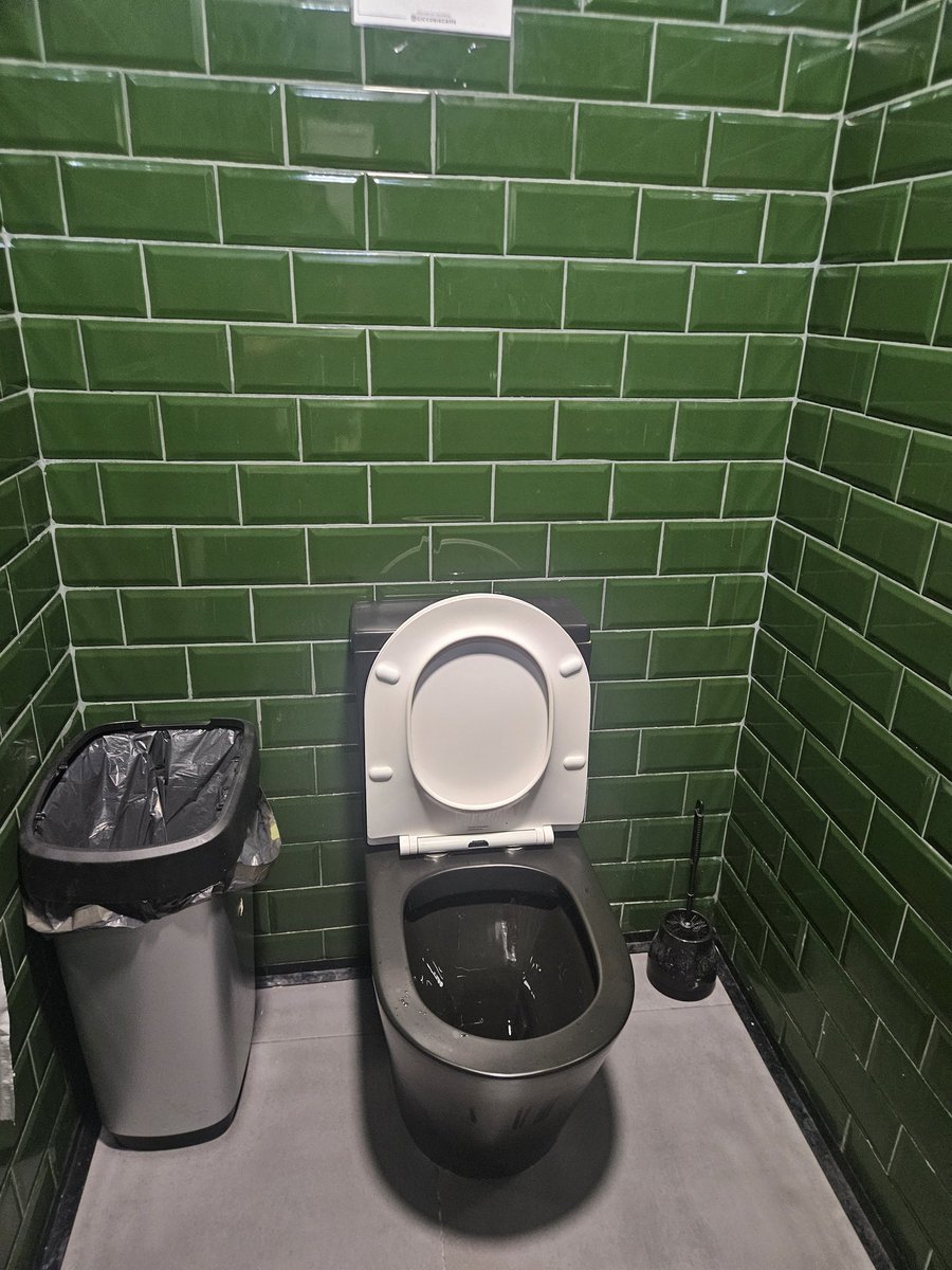 P_sin_filtros's tweet photo. En cambio me han encantado este  baño de la cafetería pijillo en Oporto 😍 Todo verde intenso, con esos azulejos  y el urinario negro con esa mosca verde en el fondo... ¡viva la originalidad ! 😂🚽✨ #Porto #BañosConEstilo #PitilloCafe" https://t.co/V5tTw3SpA1