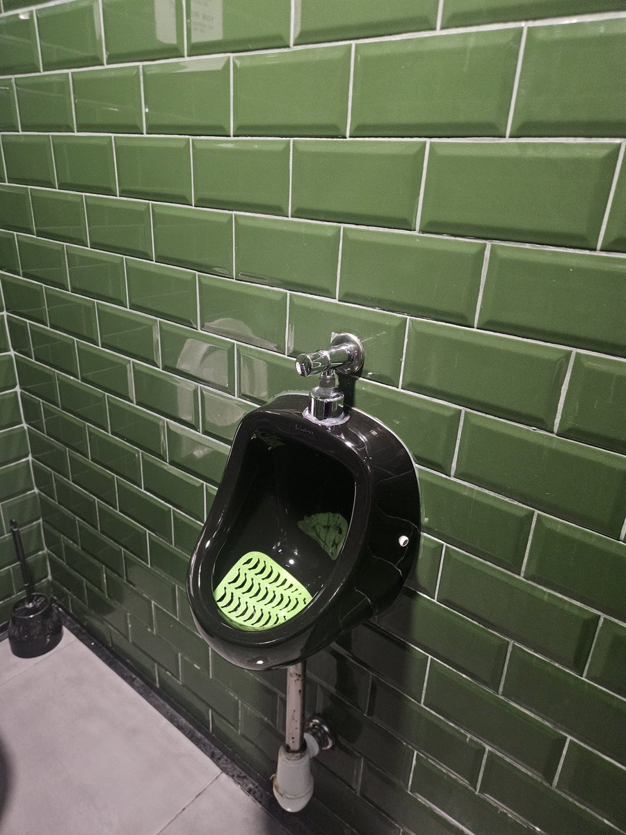 P_sin_filtros's tweet photo. En cambio me han encantado este  baño de la cafetería pijillo en Oporto 😍 Todo verde intenso, con esos azulejos  y el urinario negro con esa mosca verde en el fondo... ¡viva la originalidad ! 😂🚽✨ #Porto #BañosConEstilo #PitilloCafe" https://t.co/V5tTw3SpA1