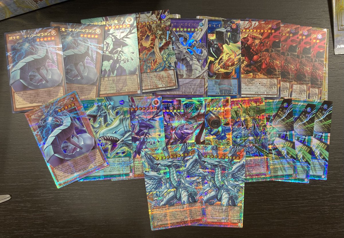 sinpardox's tweet photo. ライバルズ21箱
プリズマオバフレ１１枚でカートンより多く出たので満足！ https://t.co/EObRgdZb43