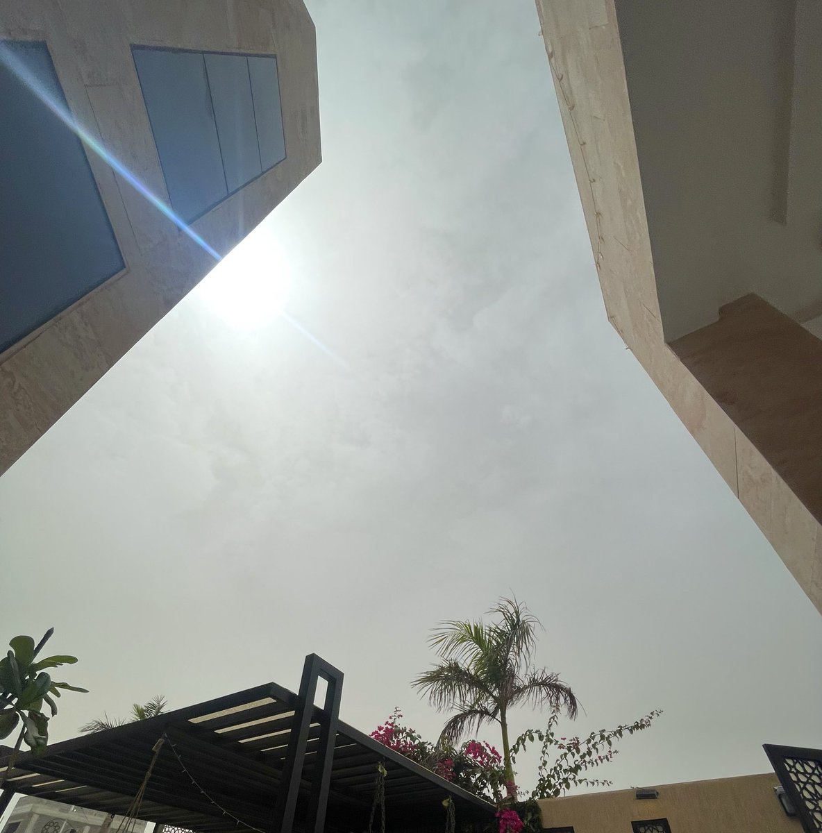 الجو غرييب كذا غبار على غيوم مدري كيف جاي و الحمدلله انه مب حر عاد هذي اهم نقطة