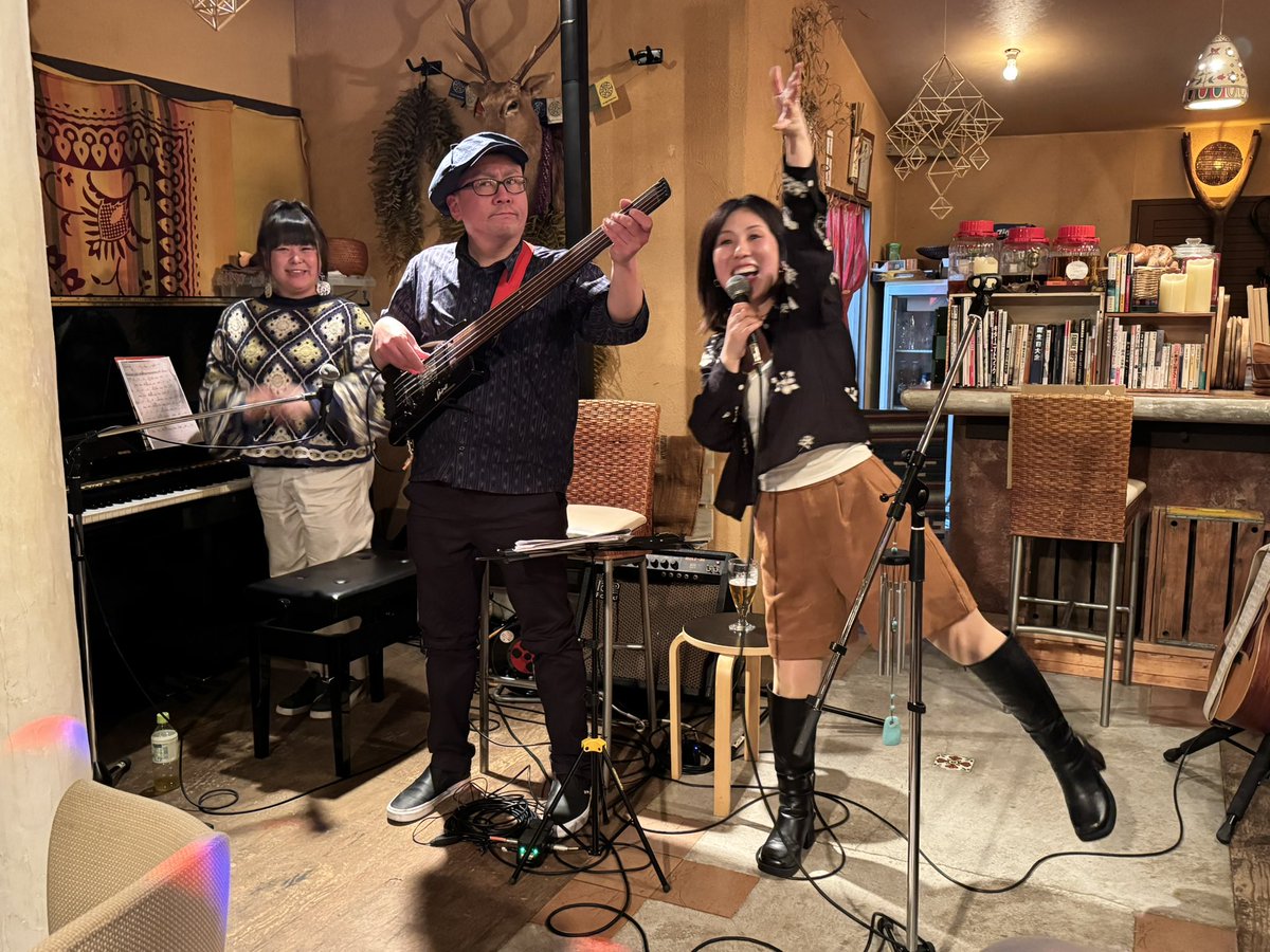 tsuyakino3's tweet photo. 10years after!ライブ
倉井千秋&amp;花田えみ&amp;木佐貫洋平
ちゃっちゃとえみちゃんの共演が見られるのは、実に12年ぶりかな？
そしてtaneは料理も美味しい😋

ちゃっかり打ち上げの席にも入れてもらったり、ユキナさんやマルさんとも色々お話しもできて、とても楽しい夜でした😃 https://t.co/dqNR4EMfEx