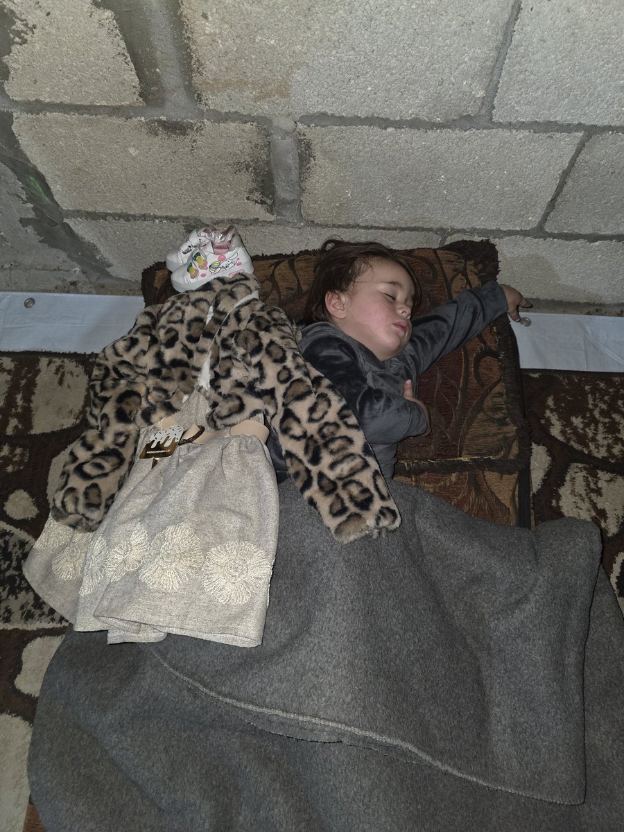 Gazzeli bir mimik bayramlıklarını alıp baş ucuna koymuş o da herkes gibi sabaha bir sevinçle uyanacak. Bayramı hepimizden daha çok onlar hak ediyor.. Bayramınız mübarek olsun Gazze🇵🇸