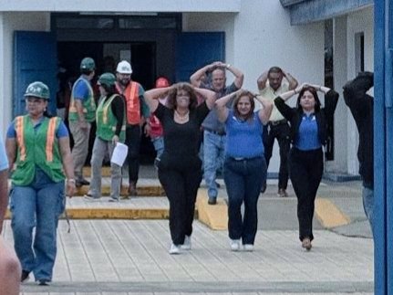 InformativoJNic's tweet photo. ⚖️🇳🇮 En #Masaya, el Órgano Judicial participó en prácticas con bomberos y brigadistas del CIPMAD 🚒🧑‍🚒
Fortalecen la coordinación ante emergencias rumbo al I Ejercicio Nacional de Protección a la Vida (26 de marzo) 🦺⛑️
Compromiso con la prevención y la seguridad de la población https://t.co/1280jjpWpX