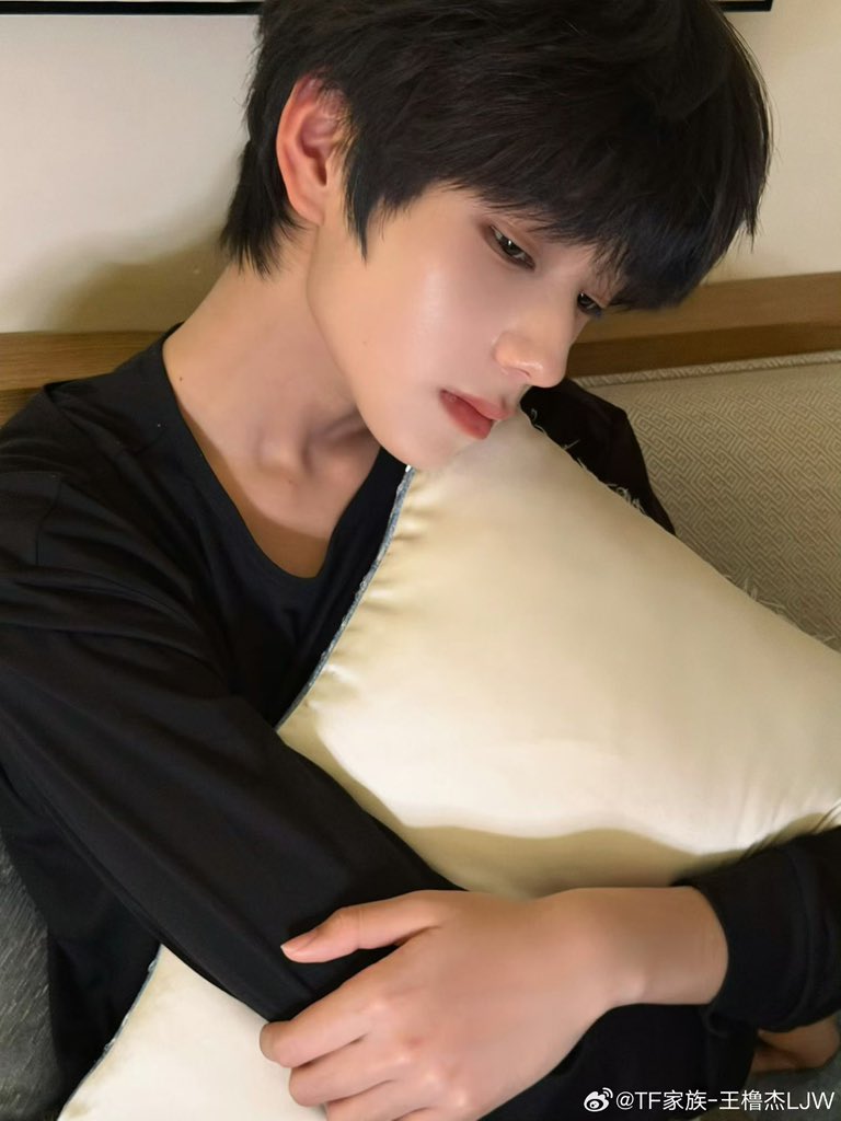 我爱着一个娘炮和宅男哥 tweet media
