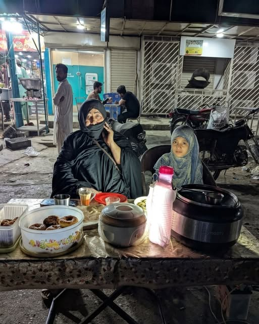 کراچی والو! 
ایک باہمت خاتون اپنی چھوٹی سی بچی کو ساتھ لے کر عباس ٹاؤن، ایچ بی ایل بینک کے عین سامنے رات کے وقت اسٹال لگاتی ہیں۔ ان کے ہاتھ کے بنے شامی کباب اور کوفتہ سالن نہایت لذیذ ہیں۔
یہ ان کا روزگار ہے اور گھر چلانے کا ذریعہ۔ اگر راستہ پڑے تو ضرور کچھ لے لیں، ان کی مسکراہٹ