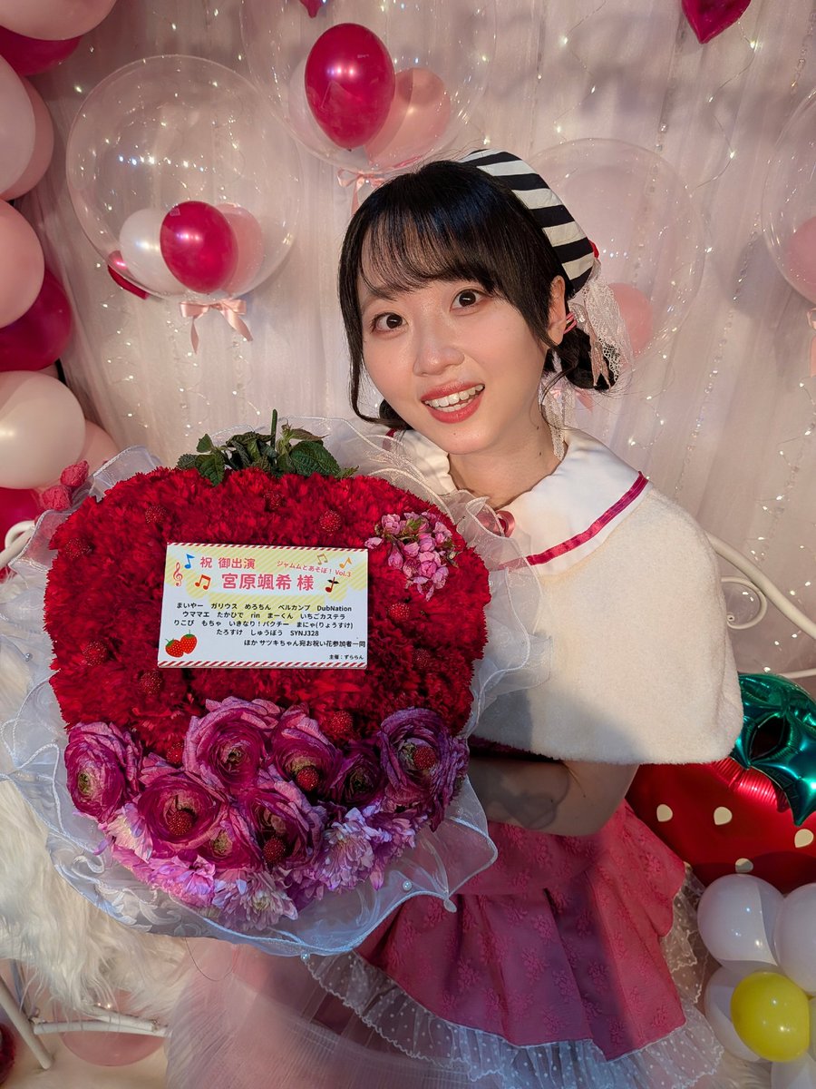 miyamiya_Satsu's tweet photo. いちごのお花もありがとうございました🍓🍓
お花がギュッと詰まってるの、なんかモチモチしてる感じがしてかわいかったです〜
お花がモチモチ https://t.co/nk5h31iPGJ