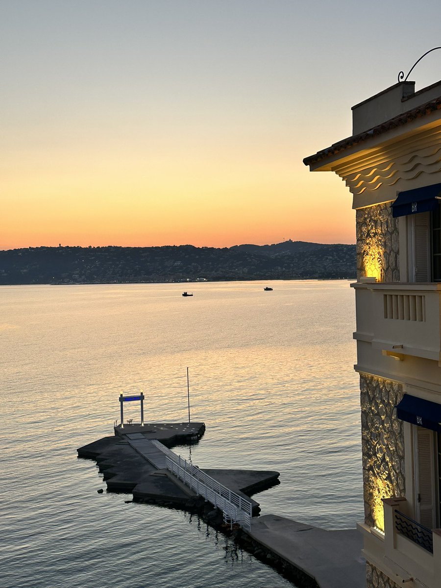 turkerkilic's tweet photo. Fransa’nın Antibes kıyısında, Hôtel Belles Rives yalnızca bir otel değil; zamanın katmanlaştığı bir düşünce mekânı. 1930da F. Scott Fitzgerald’ın burada geçirdiği dönem, modern insanın zamanla kurduğu ilişkiye dair derin bir sezgi taşır.

Fitzgerald’ın ünlü cümlesi—“So we beat on, boats against the current, borne back ceaselessly into the past”—insanın doğrusal bir zaman içinde ilerlemediğini ima eder. Bu ifade, bugün nörobilim ve ağ teorisinin sunduğu bir gerçeğe şaşırtıcı biçimde yakındır: İnsan zihni ve yaşam deneyimi, lineer değil, bağlantısal (networked) bir yapı içinde işler.

Yaşam, geçmişten koparak ilerleyen bir süreç değildir. Aksine, her an, önceki deneyimlerin izlerini taşıyan bir yeniden örgütlenmedir. Beynin sinaptik ağları nasıl sürekli yeniden şekilleniyorsa, insanın yaşantısı da ilişkiler ağı içinde biçimlenir. Bu perspektiften bakıldığında zaman, bir çizgi değil, çok katmanlı bir ağdır.

İşte bu noktada “yaşamdaşlık” kavramı anlam kazanır. Yaşam, bireysel bir akış değil; ilişkiler, bağlar ve etkileşimler içinde hep yeniden oluşan bir ortak varoluştur. Belles Rives’te aynı denize bakan iki farklı bilinç—Fitzgerald’ın ve bugünün gözlemcisinin—aynı fiziksel mekânda ama farklı zaman katmanlarında buluşur. Bu buluşma, yaşamın sürekliliğini değil, bağlantısallığını gösterir.

Sonuç olarak Fitzgerald’ın sezgisi ile çağdaş bilim arasında derin bir paralellik vardır: İnsan, zaman içinde ilerleyen bir varlık değil, zamanın farklı katmanlarını birbirine bağlayan bir düğümdür. Ve belki de yaşamın anlamı, tam olarak bu bağlantıların içinde ortaya çıkar.

#BirBeyinCerrahıBilimİnsanınınYaşamSeyahatnamesi
