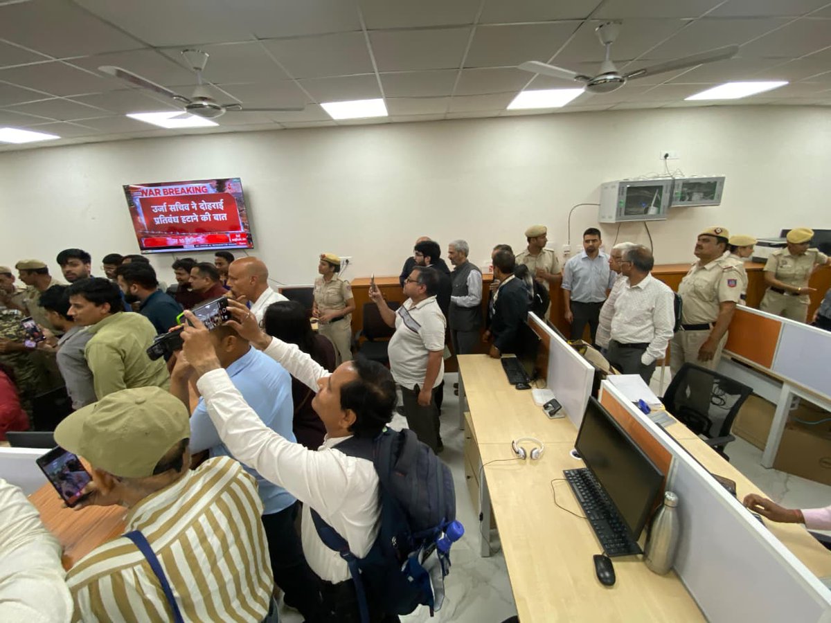 TheStatesmanLtd's tweet photo. In an unprecedented atrocity and attack on freedom of media in India, the Rafi Marg office of the nation’s oldest news agency, United News of India (UNI), was literally attacked by a police force that would put an anti-terror operation to shame. Employees were not given time to even collect their belongings or hear from management. The management has been left outside, and employees are being beaten inside.

#UnitedNewsOfIndia #UNI #PressFreedom #JournalismUnderThreat #MediaFreedom #FreePress

[United News of India sealing, UNI office eviction, press freedom India, media crackdown, independent journalism crisis, journalists eviction, free press concerns, news agency India, media rights, democracy and media India]