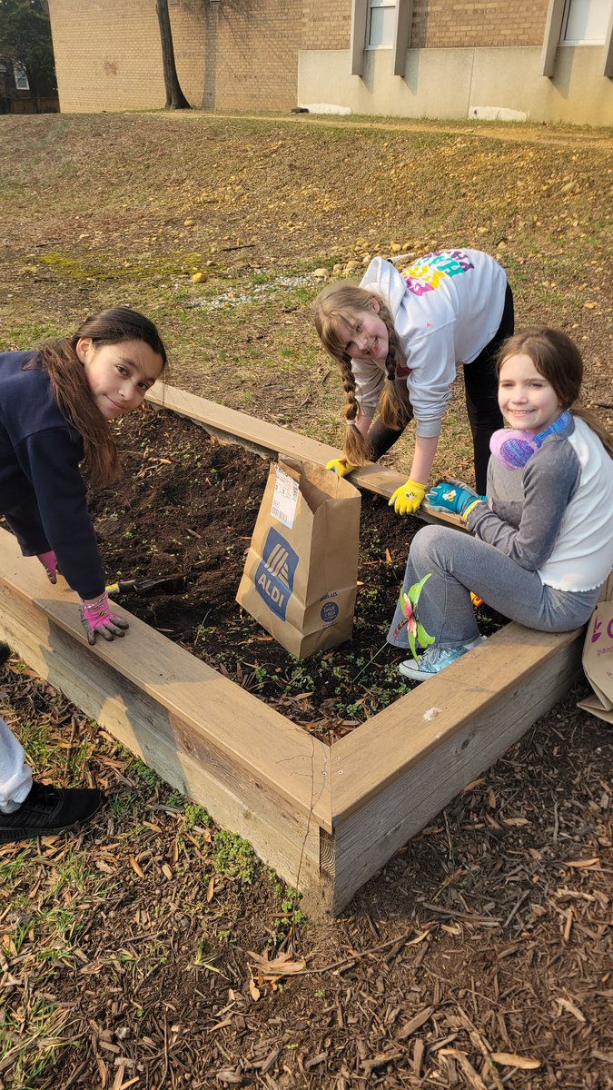 JAGardenHabitat's tweet photo. The weather hasn't decided if it is still winter or if spring is here...but we have! We've been digging in some cold dirt to pull weeds, turnover soil, and get early spring crops planted. We've already planted potatoes, radishes, and carrots. https://t.co/eetvf43zAR