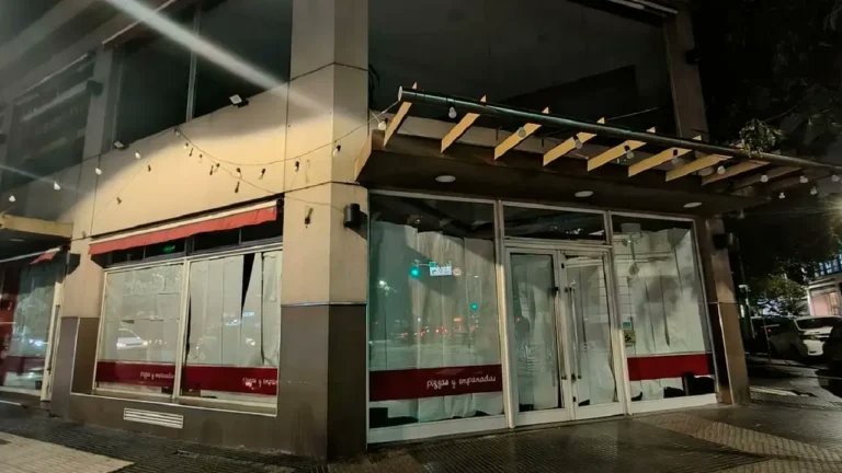 Crisis económica 🇦🇷
la cadena de pizzerías La Continental cerró cuatro locales emblemáticos.