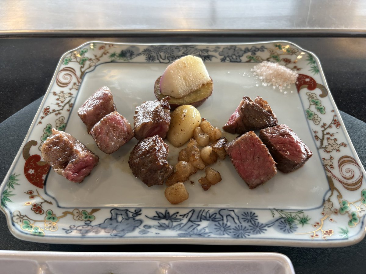 母の喜寿を祝って牛肉とアワビを食べてきました