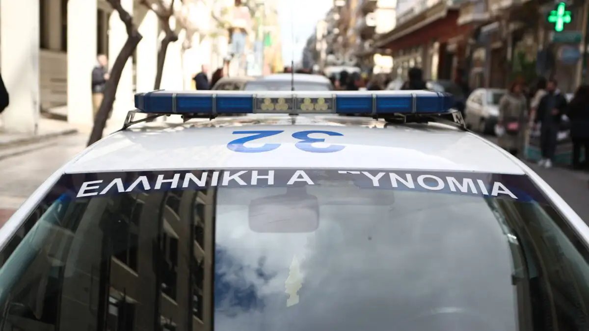 PoliceVoice's tweet photo. Έφοδος του ελληνικού FBI στην επιχείρηση γνωστού γκαλερίστα μετά από ανάρτηση που έκανε με σπάνιο Ευαγγέλιο....    
https://t.co/xPVILodXzq https://t.co/mXjG0PGnkE